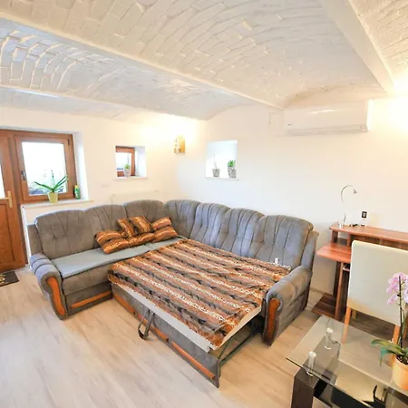 Relax And Rustic With Terrace - Classic One Bedroom With Terrace * ברז'יס