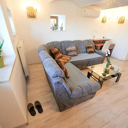 Relax And Rustic With Terrace - Classic One Bedroom With Terrace דירה *